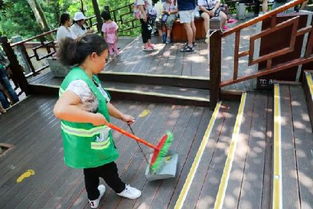 旅游旺季 堅(jiān)守崗位 微笑服務(wù) 提供一流旅游服務(wù)